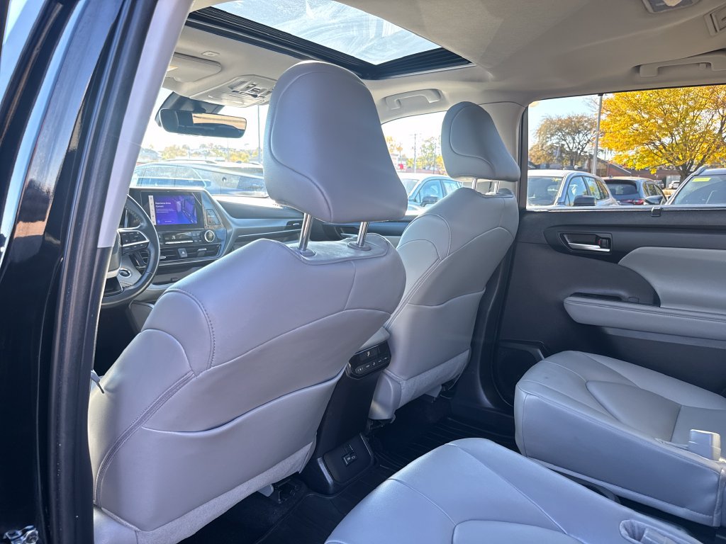 Used 2024 Toyota Highlander XLE AWD/4WD image 40