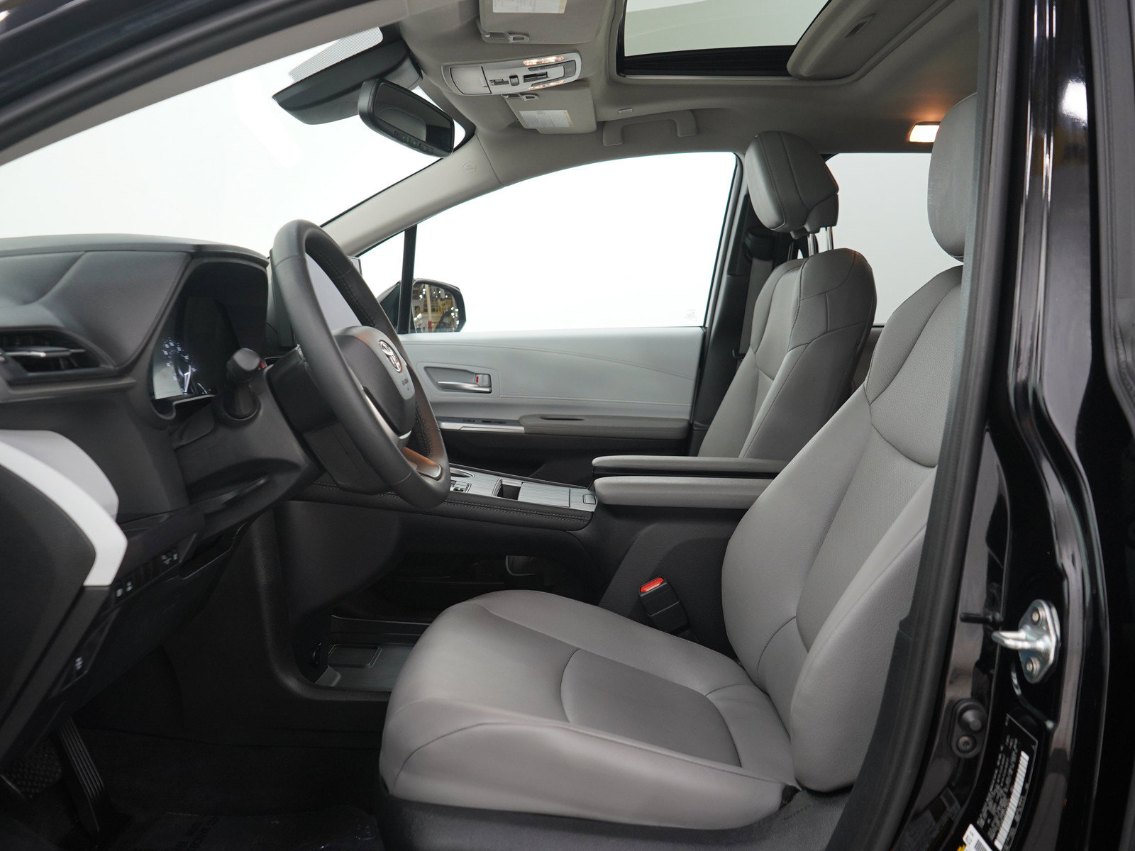 Used 2025 Toyota Sienna XLE w/ XLE Plus Package AWD/4WD image 24