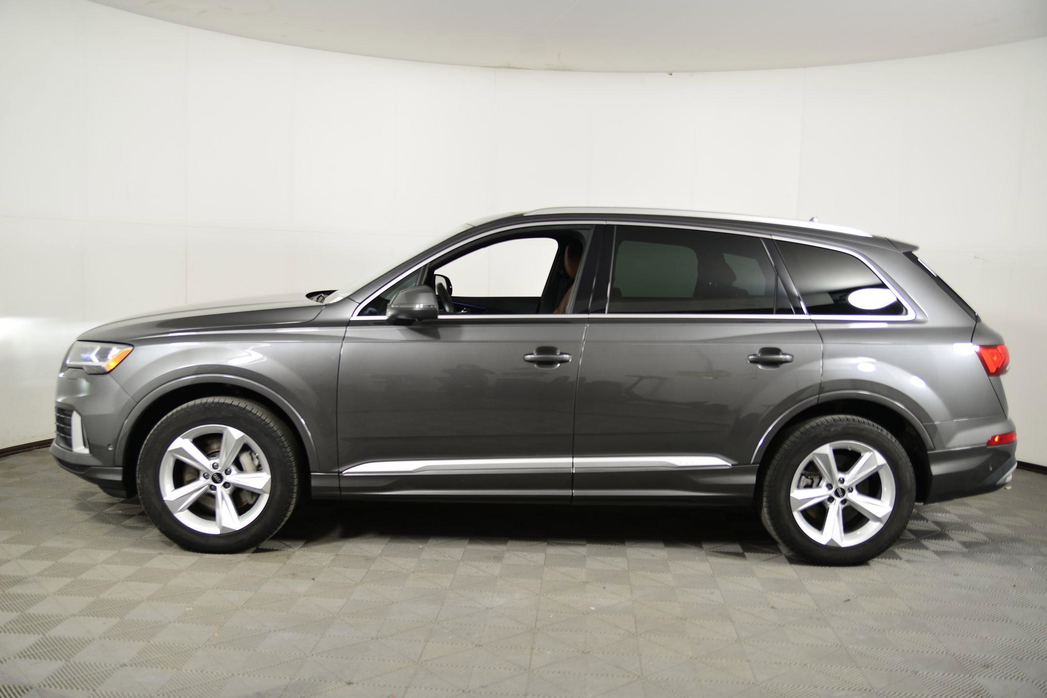 Used 2022 Audi Q7 Premium Plus image 2