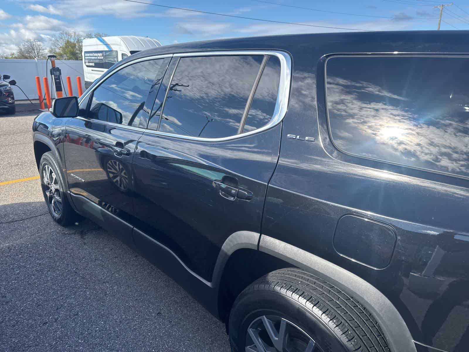 Used 2021 GMC Acadia SLE FWD image 17