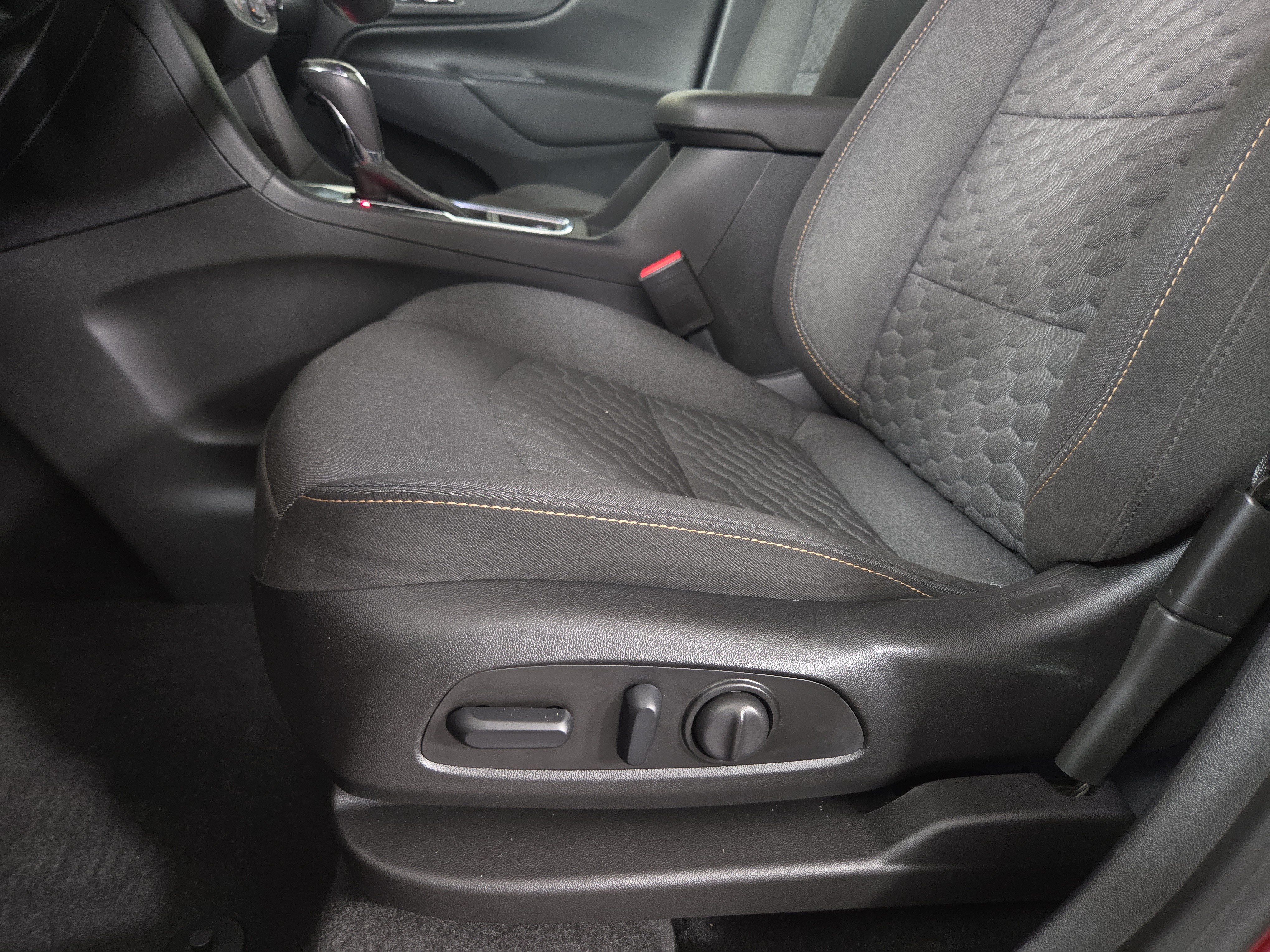 Used 2019 Chevrolet Equinox LT w/ Sun & Navigation Package FWD image 32