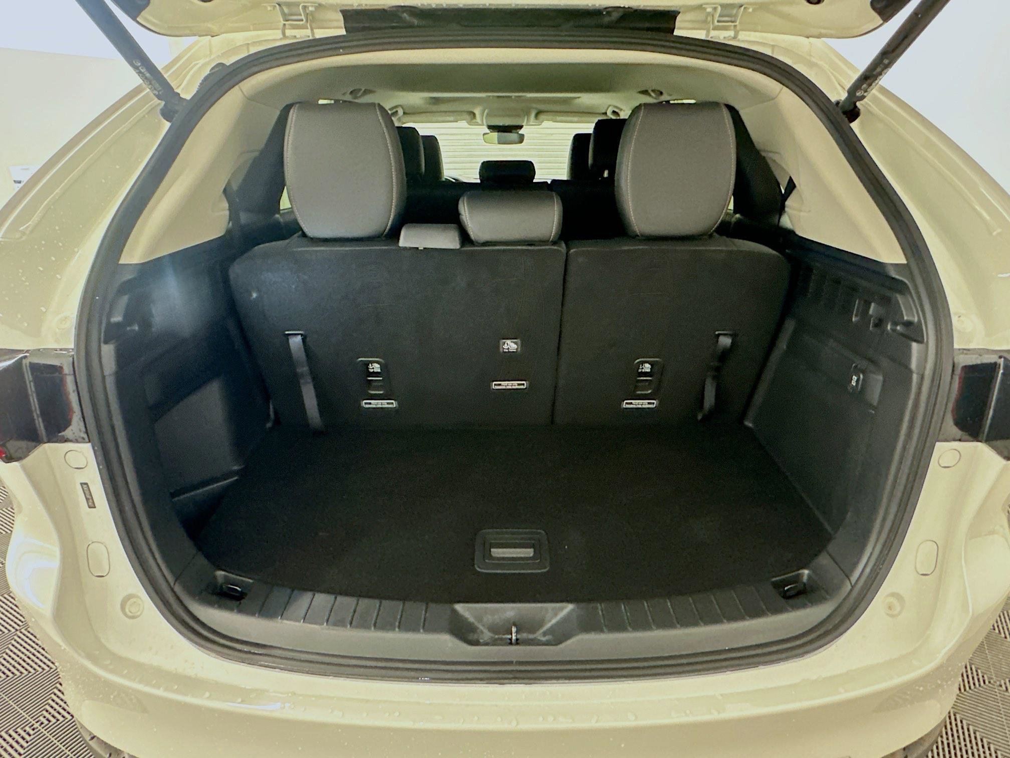 Used 2024 MAZDA CX-90 Plug-In Hybrid w/ Preferred AWD/4WD image 32
