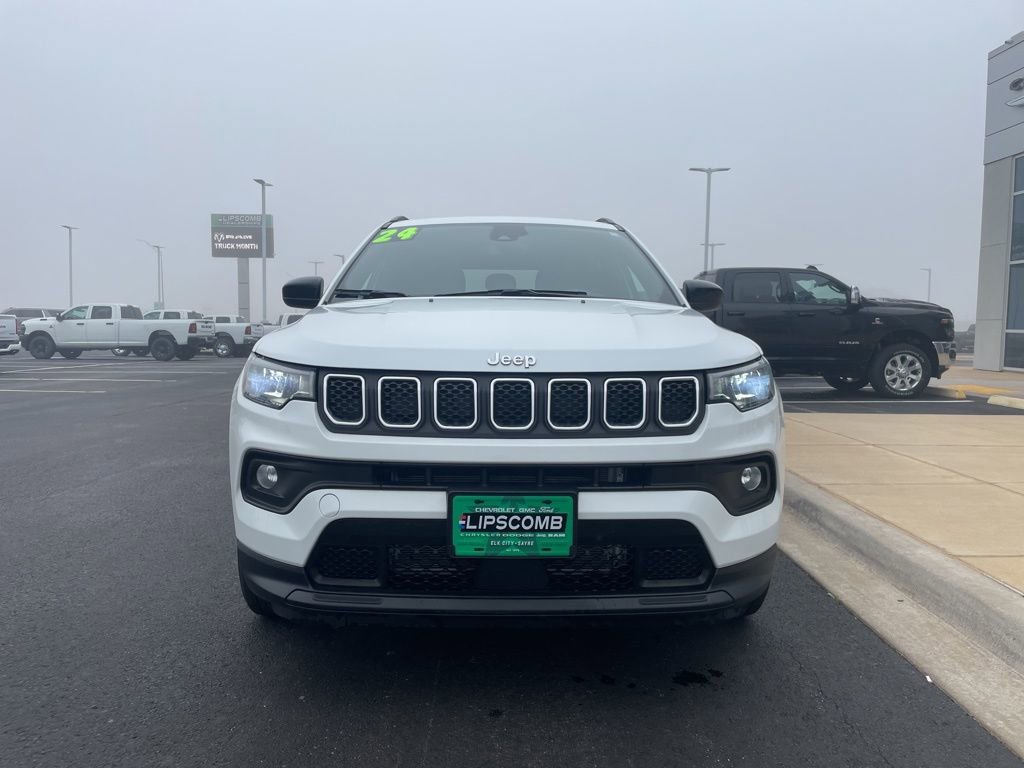 Used 2024 Jeep Compass Latitude image 2