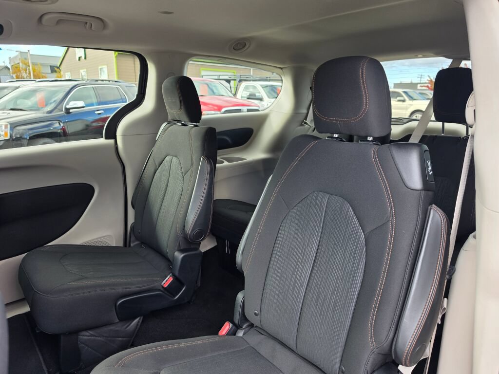 Used 2017 Chrysler Pacifica LX w/ Tire & Wheel Group FWD image 18