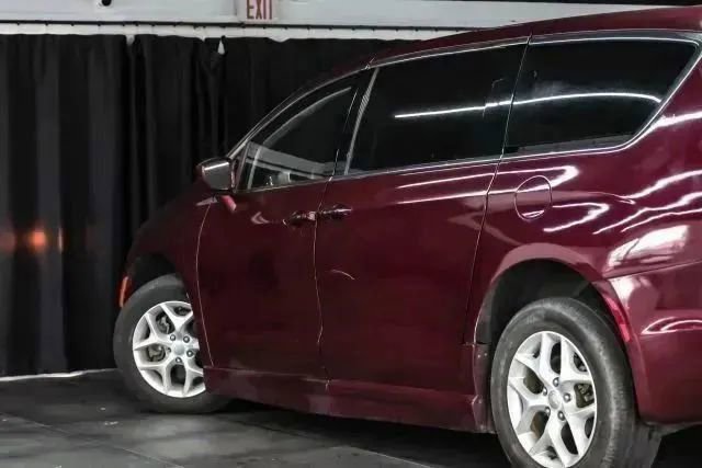 Used 2018 Chrysler Pacifica Touring Plus w/ Tire & Wheel Group FWD image 12