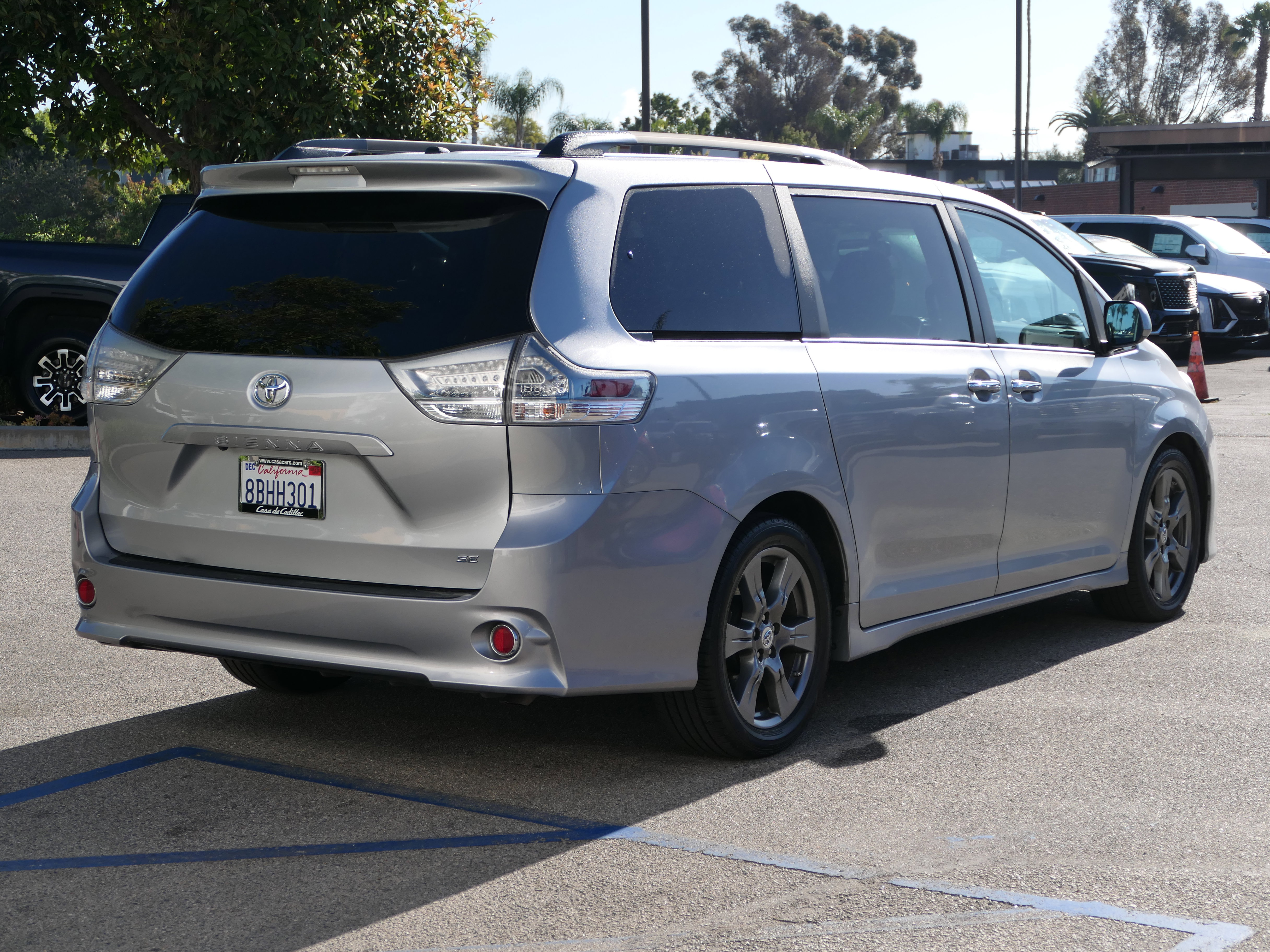 Used 2017 Toyota Sienna SE Premium FWD image 6