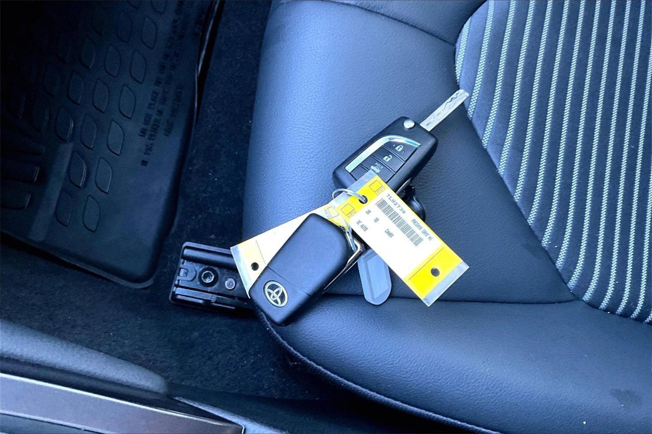 Used 2020 Toyota Camry SE image 28