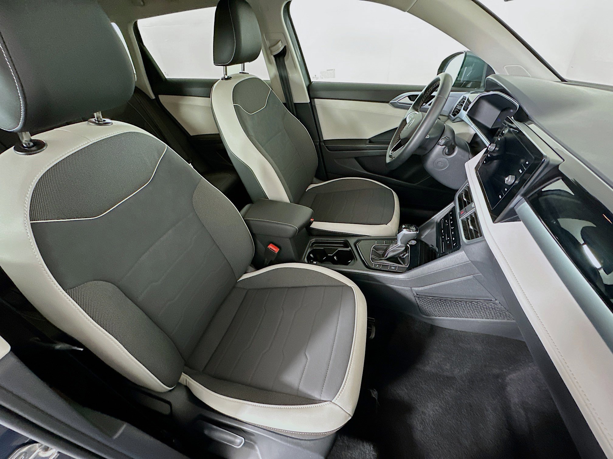 Used 2025 Volkswagen Taos SE image 30