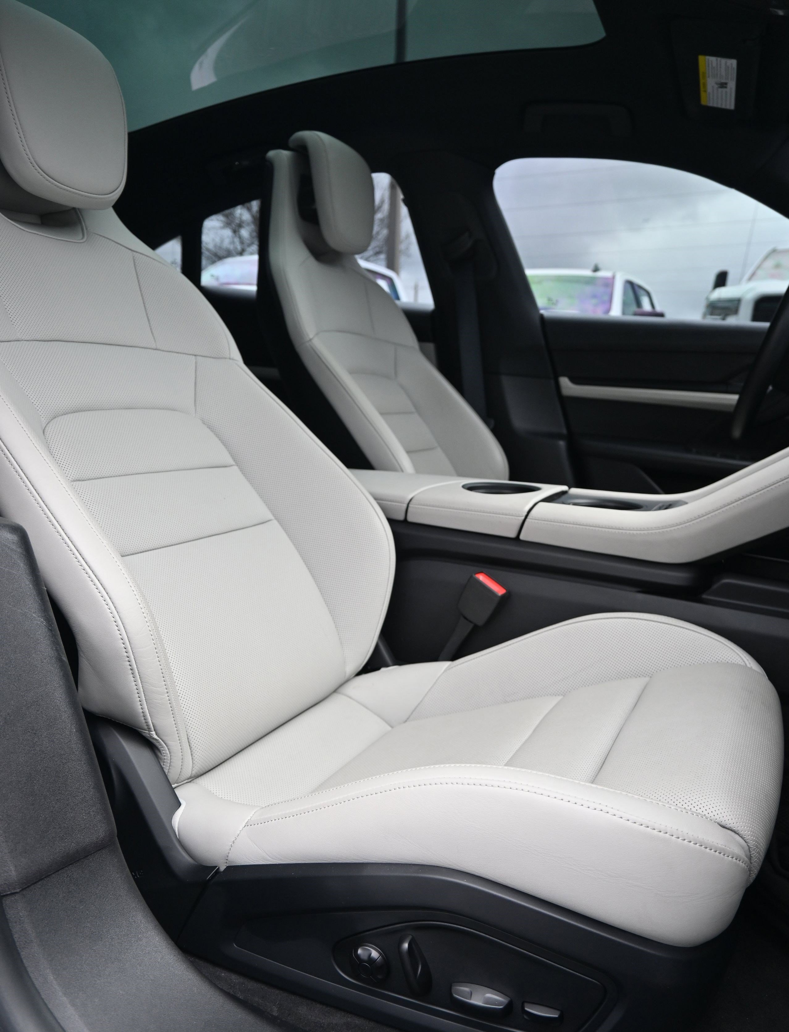 Used 2022 Porsche Taycan image 30