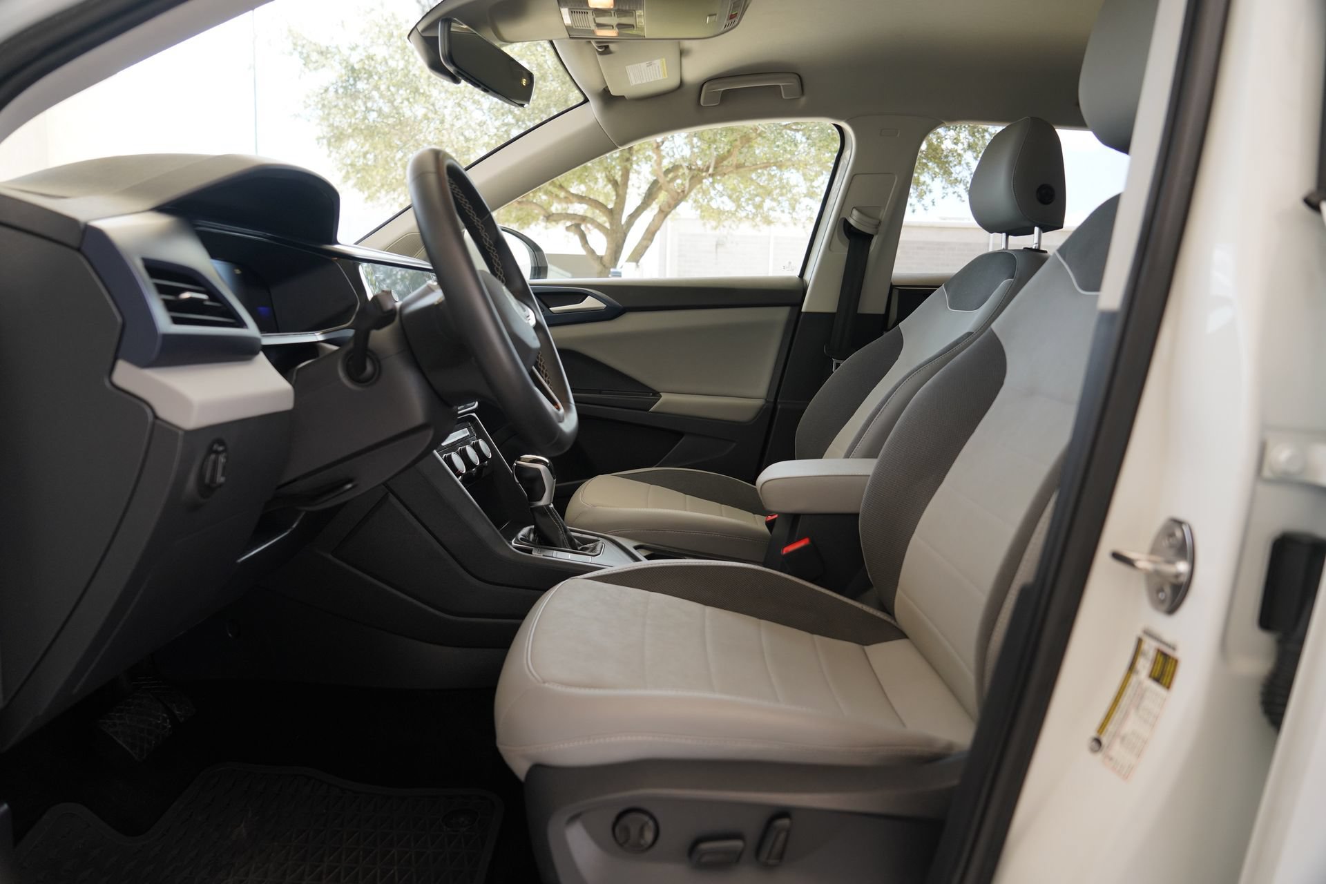 Certified 2023 Volkswagen Taos SE w/ Black Wheel Package FWD image 9