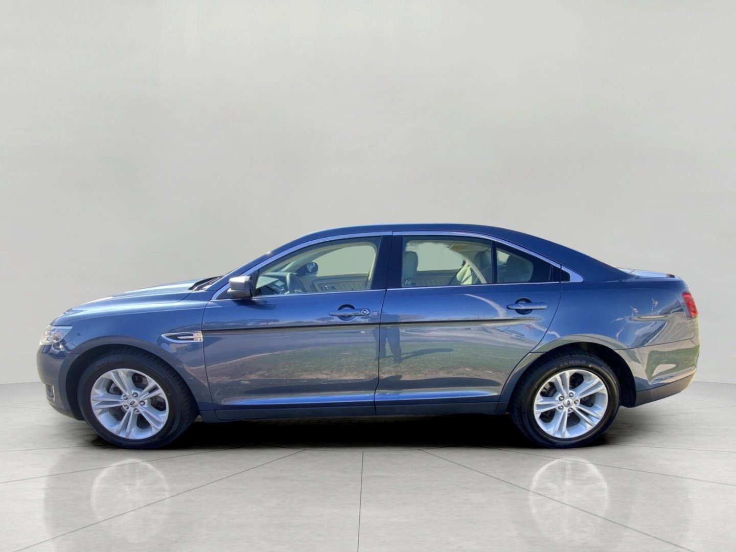 Used 2018 Ford Taurus SE FWD image 8