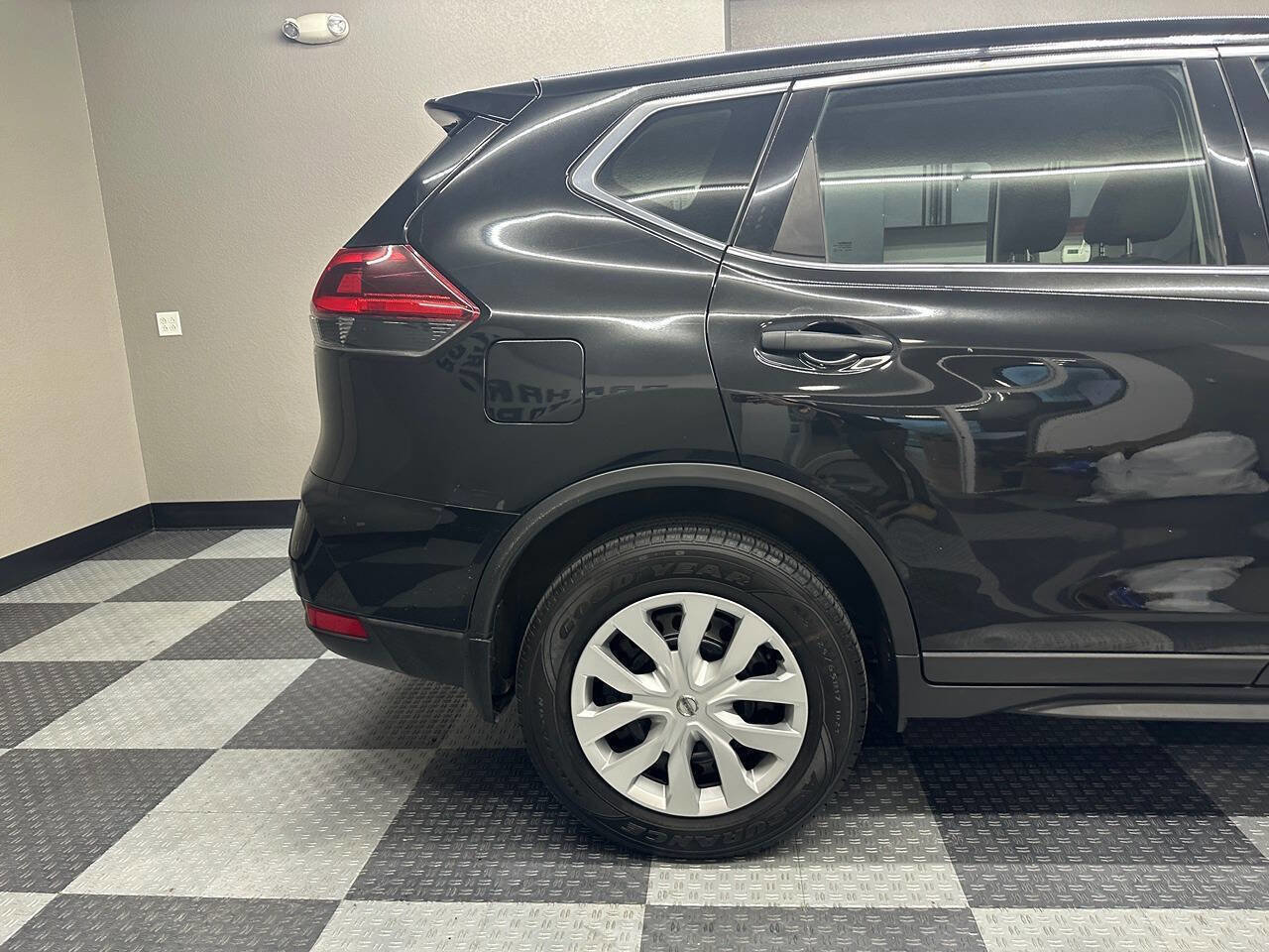 Used 2018 Nissan Rogue S image 9
