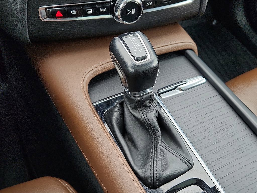 Used 2020 Volvo XC90 T6 Momentum w/ Protection Package Premier image 15