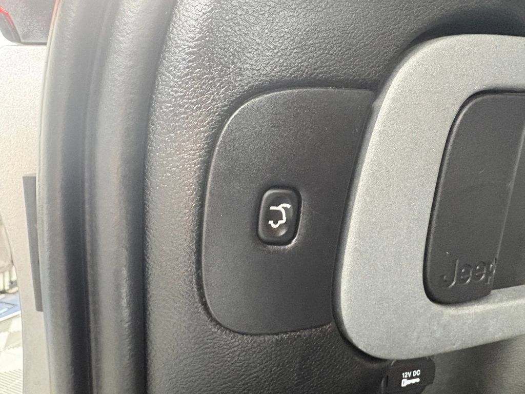 Used 2018 Jeep Cherokee Limited w/ Luxury Group image 32