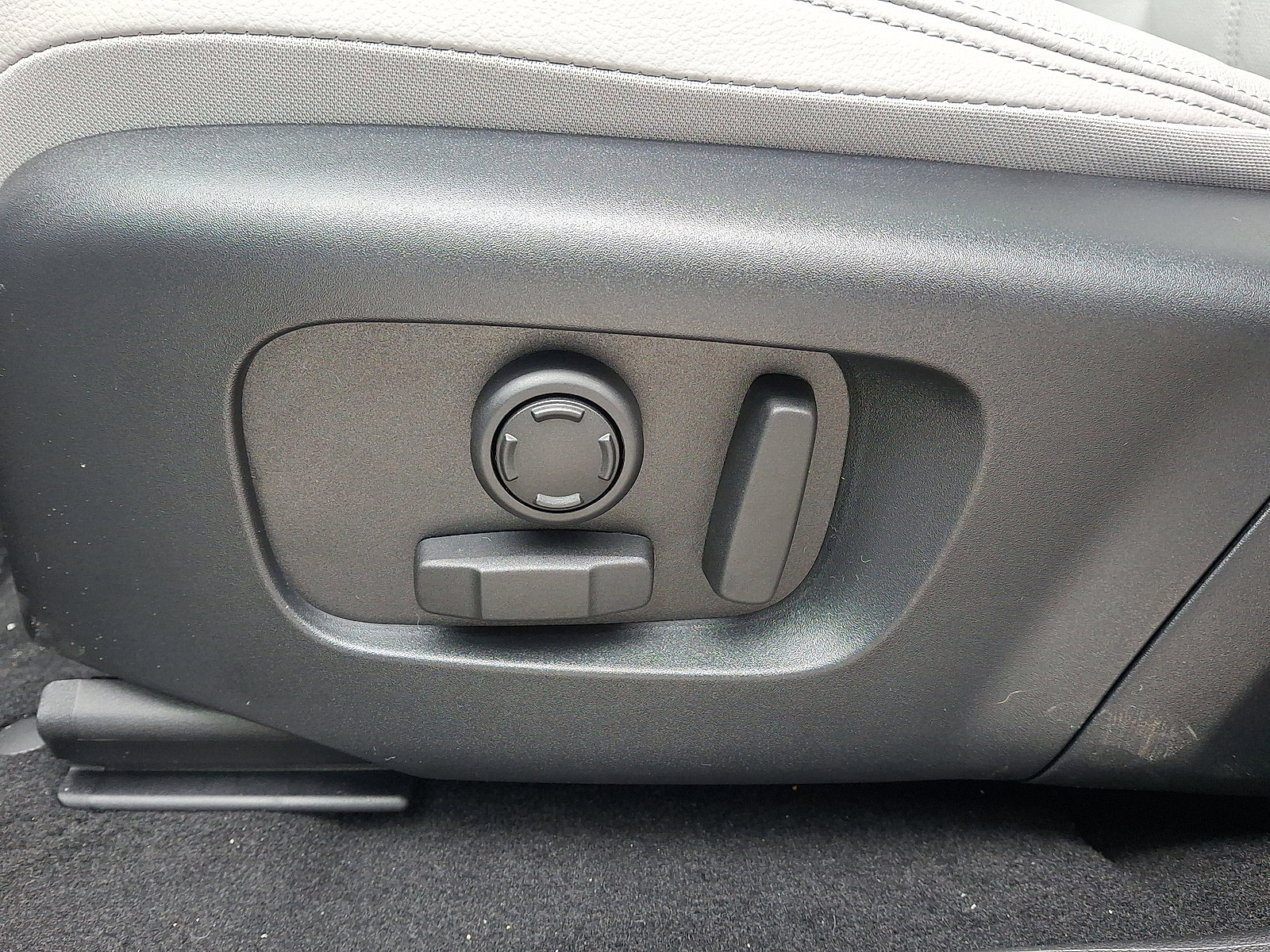 Certified 2026 Land Rover Range Rover Evoque S image 4