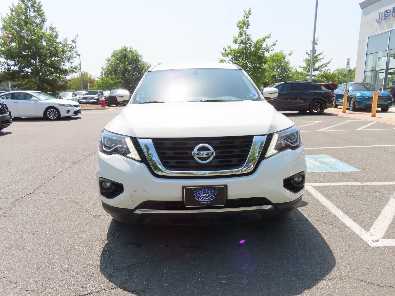 Used 2018 Nissan Pathfinder SV AWD/4WD image 2