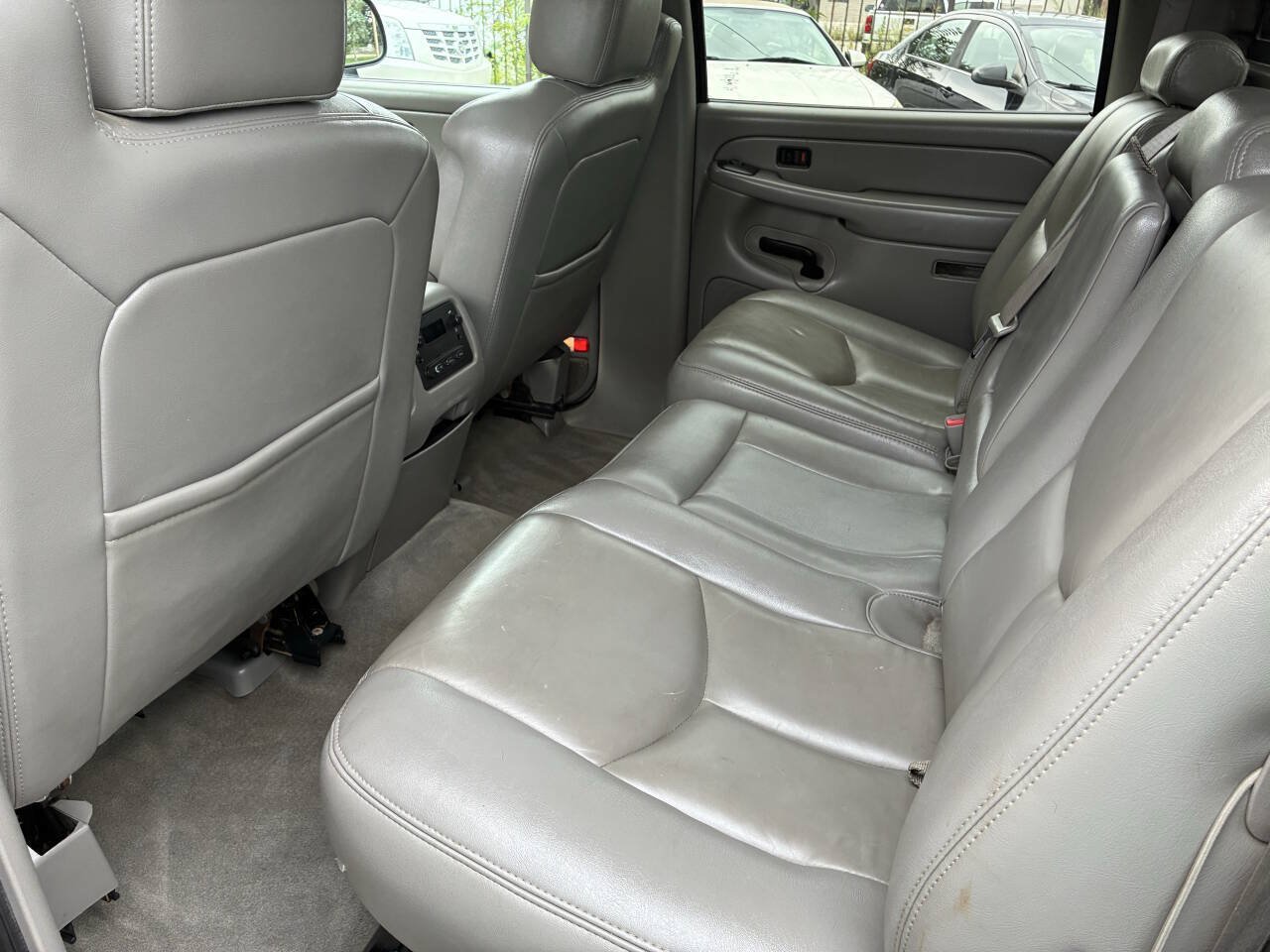 Used 2005 Chevrolet Avalanche Z71 w/ Preferred Equipment Group AWD/4WD image 16