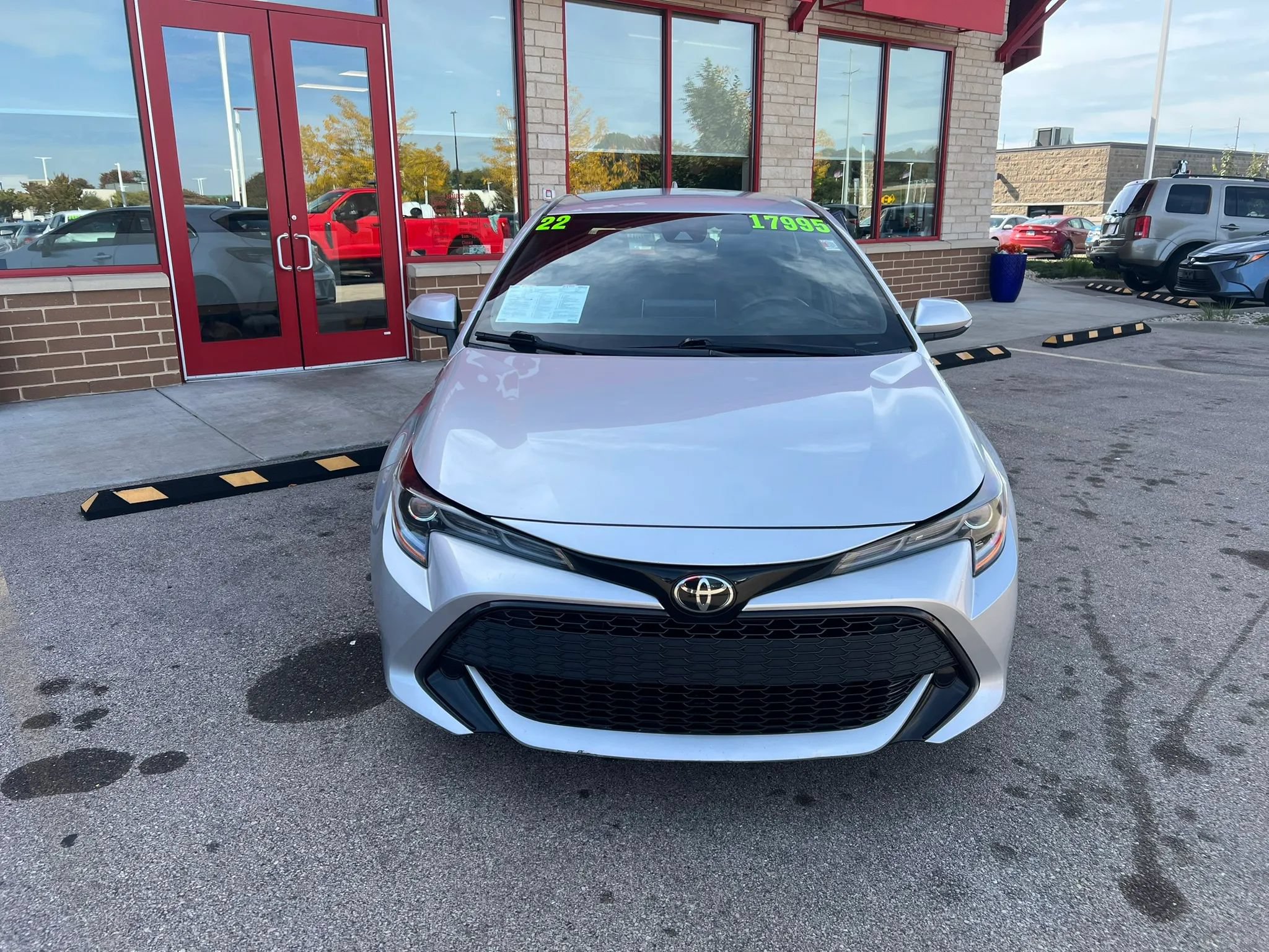 Used 2022 Toyota Corolla SE w/ Carpet Mat Package (TMS) FWD image 2