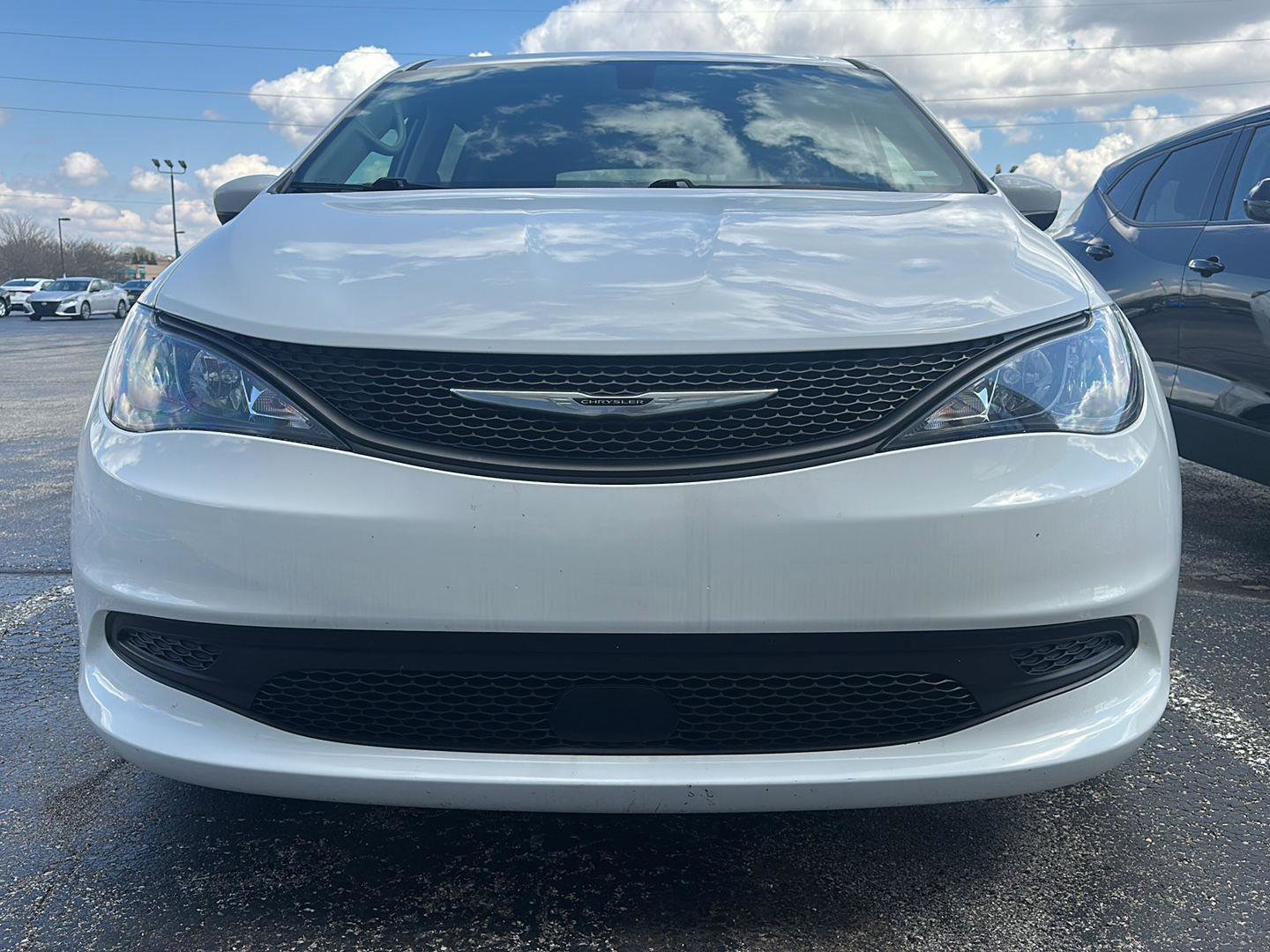 Used 2022 Chrysler Voyager LX FWD image 2