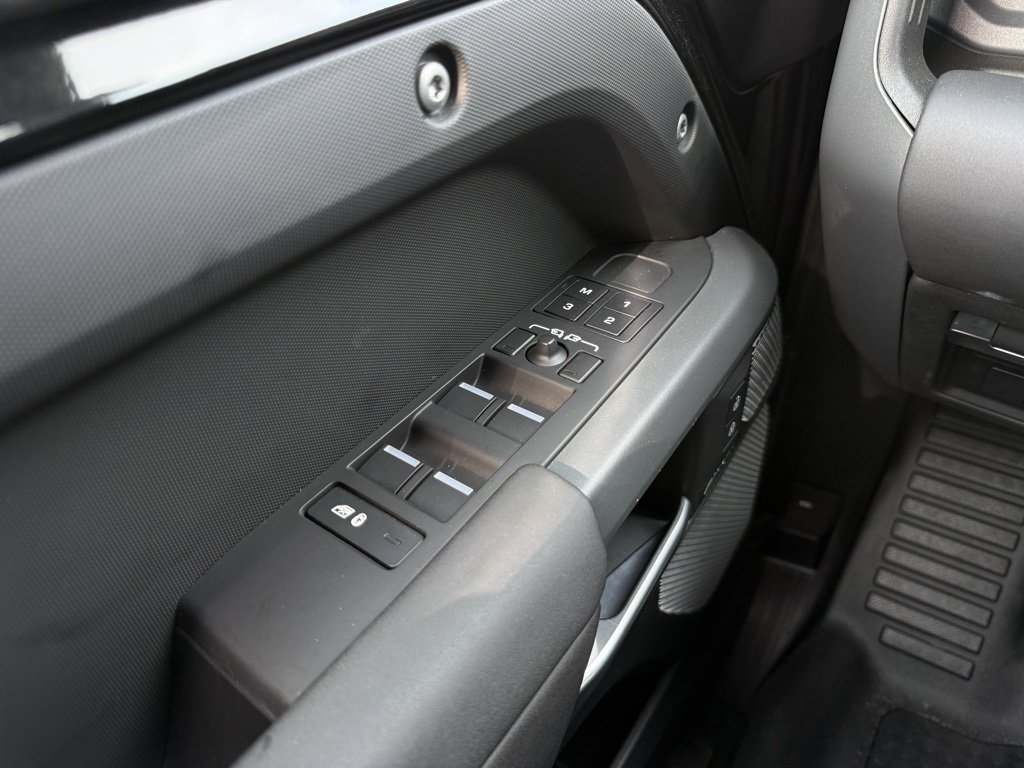 Used 2024 Land Rover Defender 130 X-Dynamic SE image 12