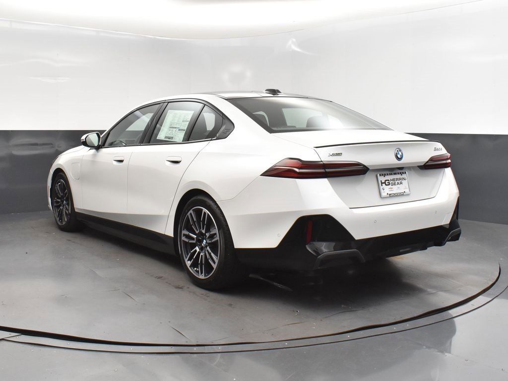 New 2026 BMW 550e xDrive w/ Premium Package image 5