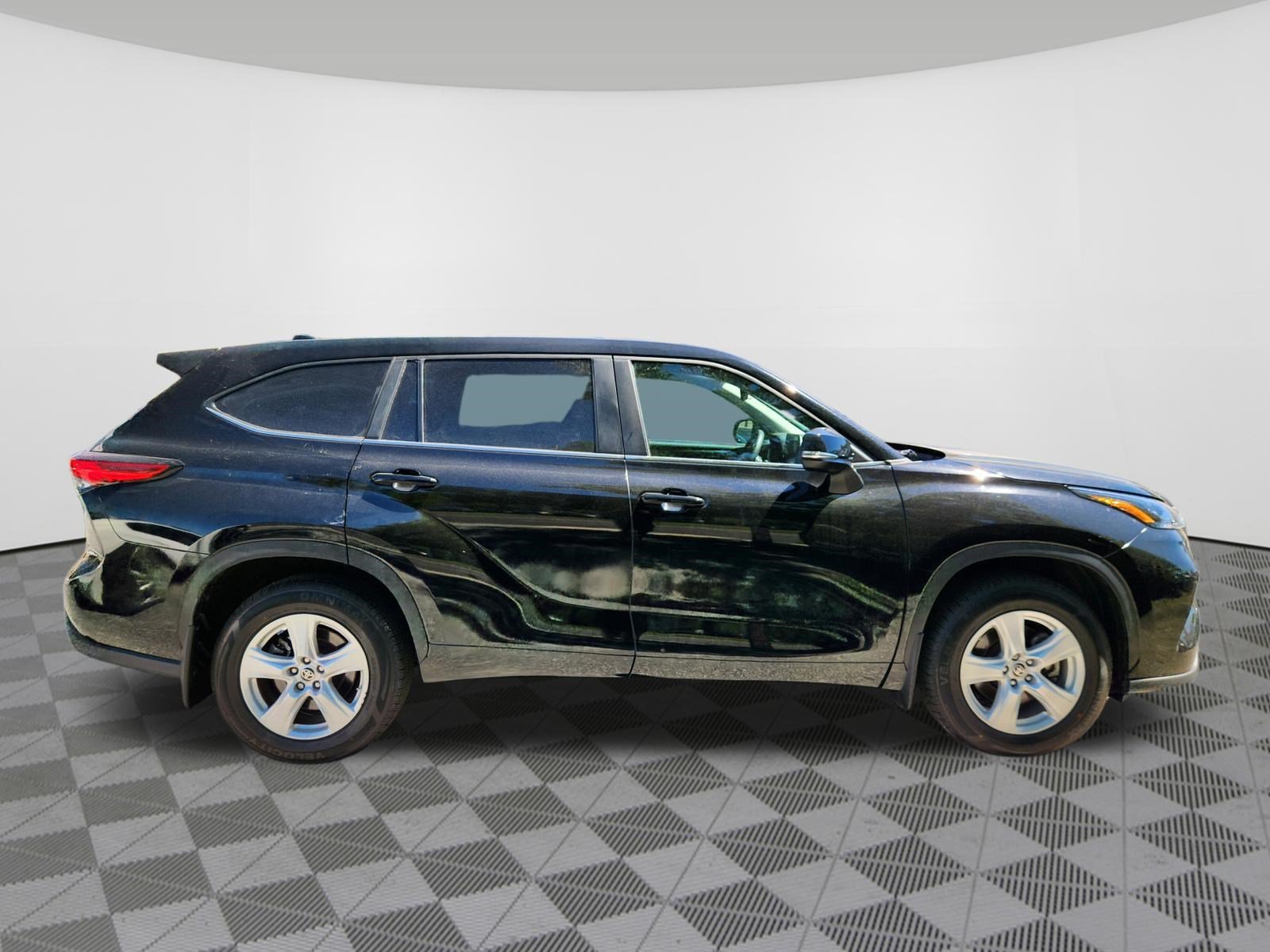 Used 2023 Toyota Highlander L AWD/4WD image 6