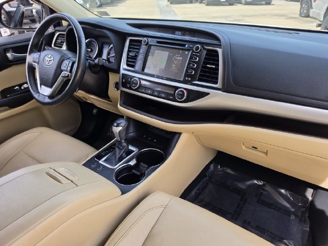 Used 2018 Toyota Highlander XLE AWD/4WD image 21