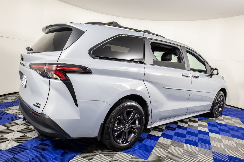 Used 2024 Toyota Sienna XLE Woodland Edition image 5