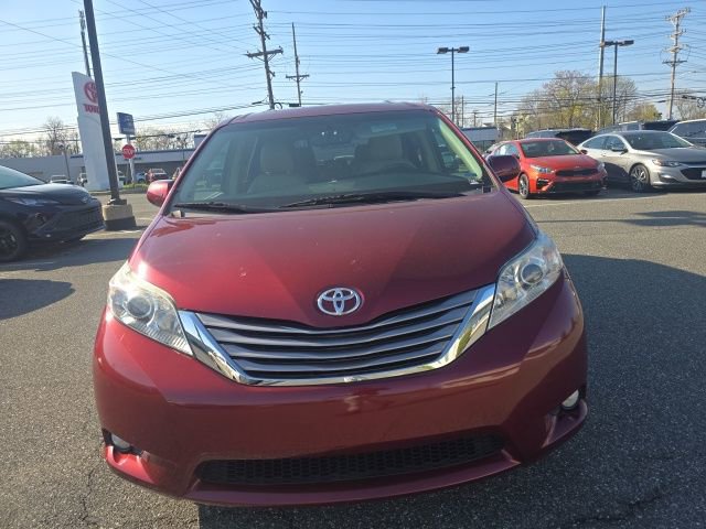 Used 2016 Toyota Sienna XLE image 3
