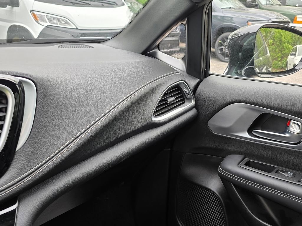 Used 2026 Chrysler Pacifica Limited FWD image 25