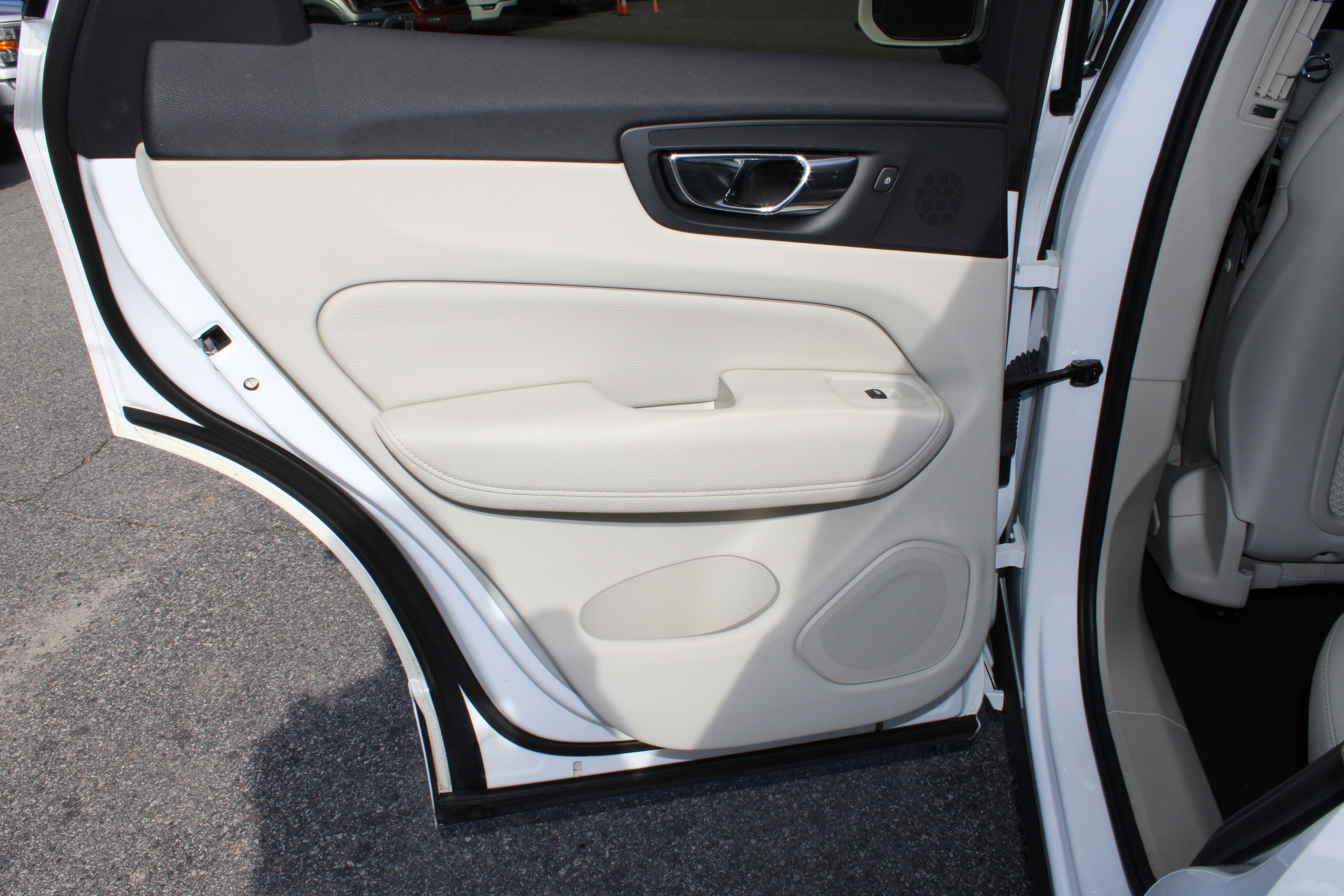 Used 2018 Volvo XC60 T6 Momentum w/ Protection Package Premier image 14