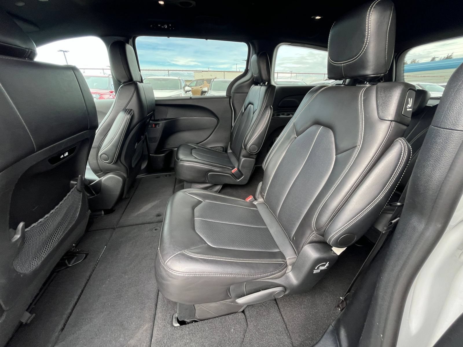 Used 2025 Chrysler Pacifica Select FWD image 27
