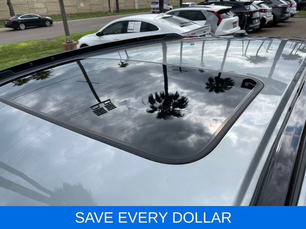 Used 2025 Chevrolet Trax RS w/ Sunroof Package FWD image 24