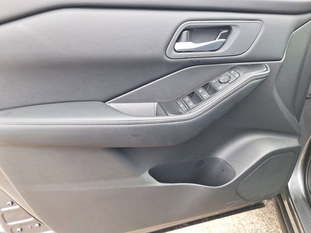 Certified 2026 Nissan Rogue SV image 29