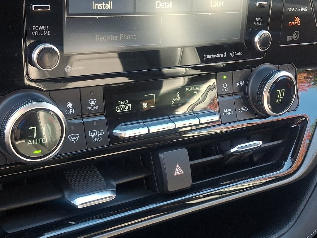 Used 2022 Toyota Highlander XLE AWD/4WD image 18