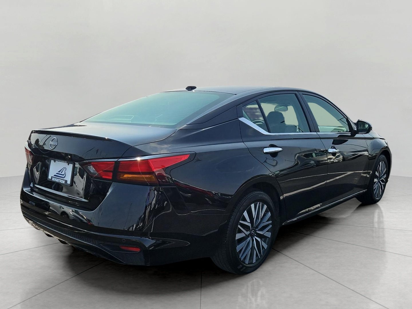 Used 2025 Nissan Altima 2.5 SV FWD image 8
