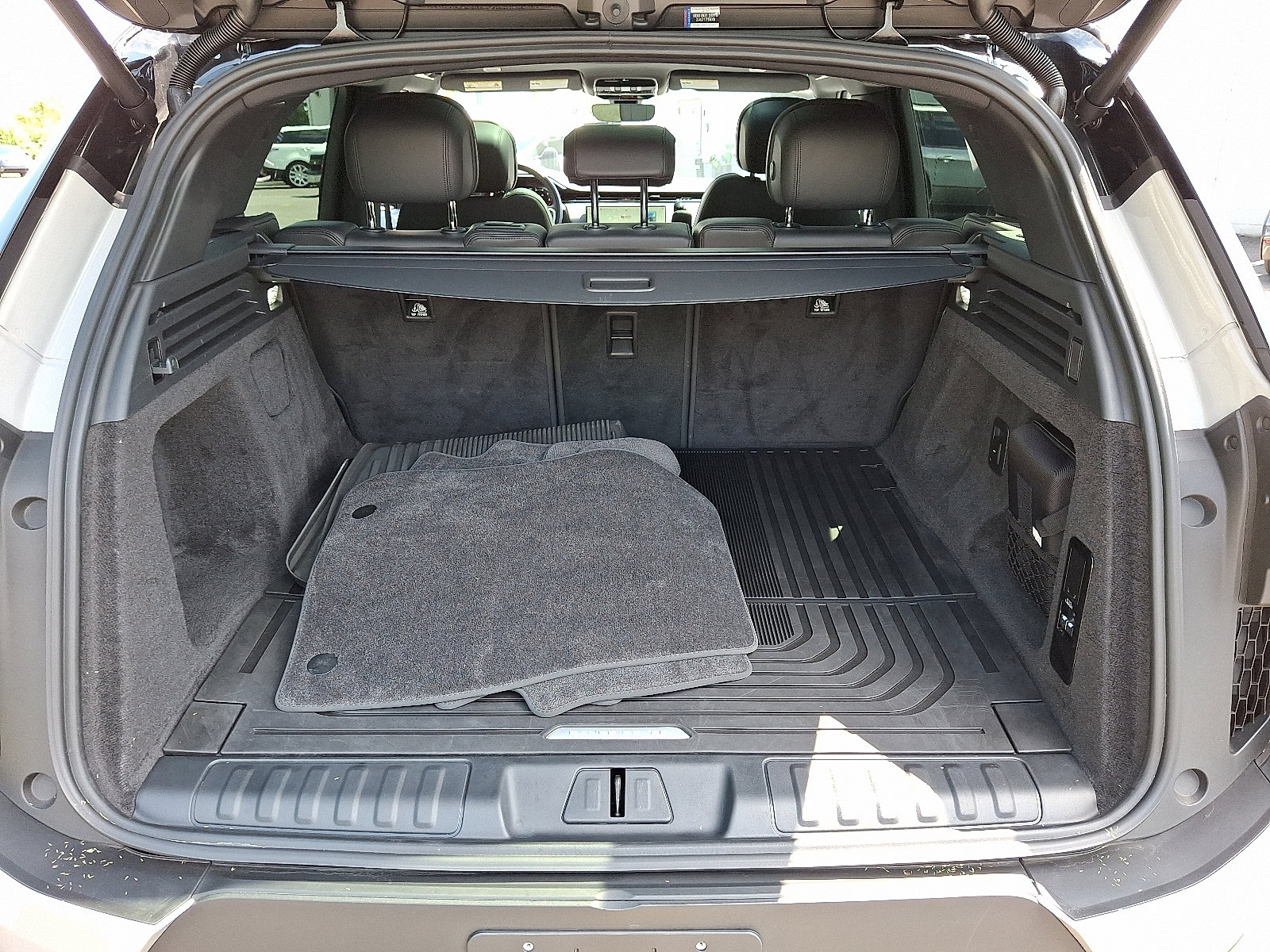 Used 2025 Land Rover Range Rover Sport SE image 29