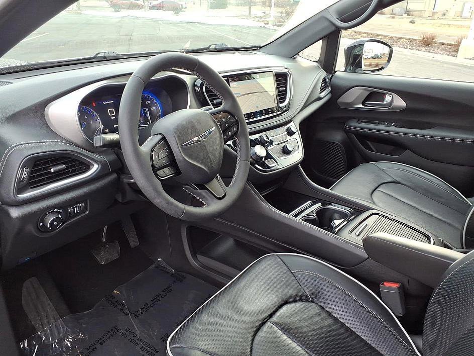 Used 2023 Chrysler Pacifica Limited w/ S Appearance Package image 15
