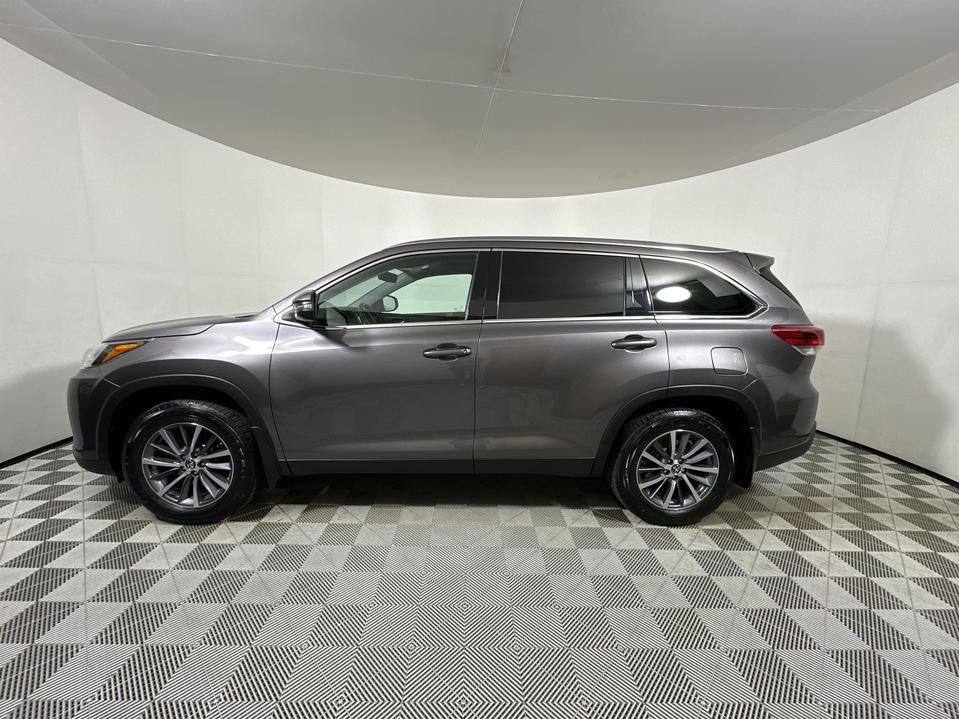 Used 2019 Toyota Highlander AWD V6 image 4