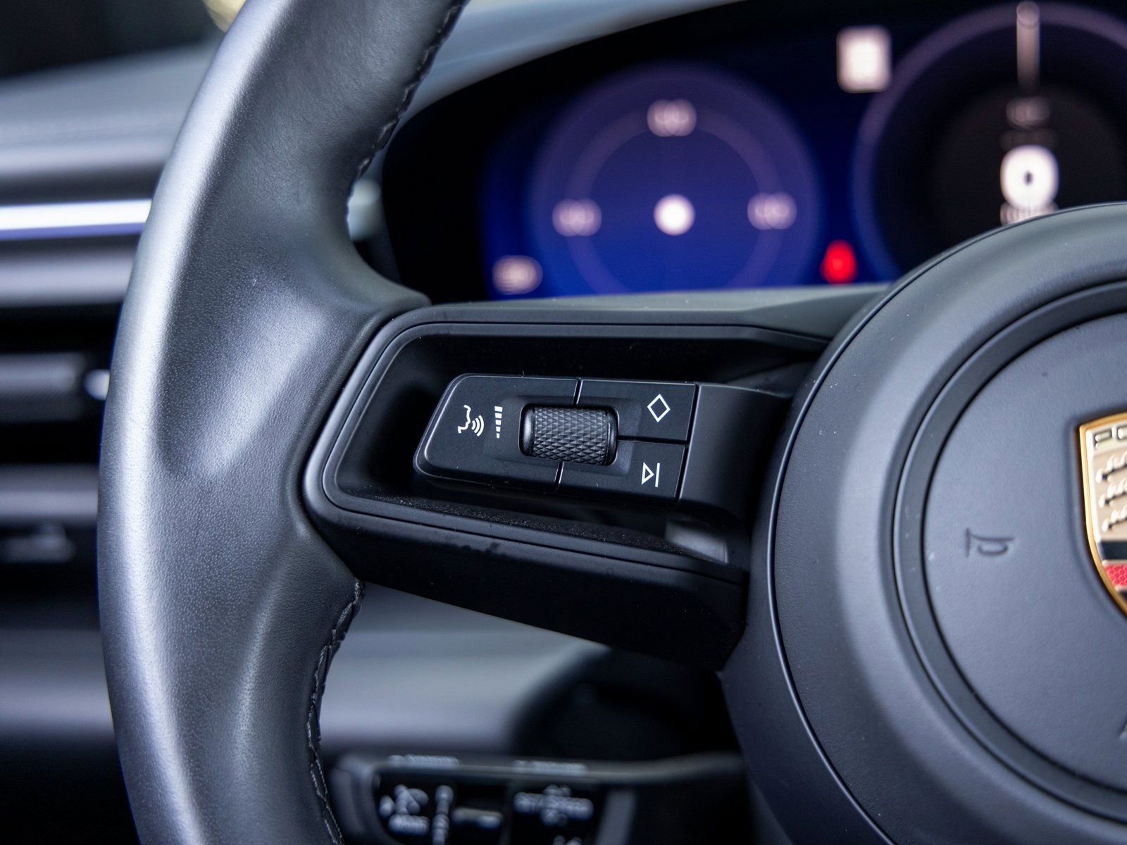 Certified 2025 Porsche Macan 4 Electric AWD/4WD image 29