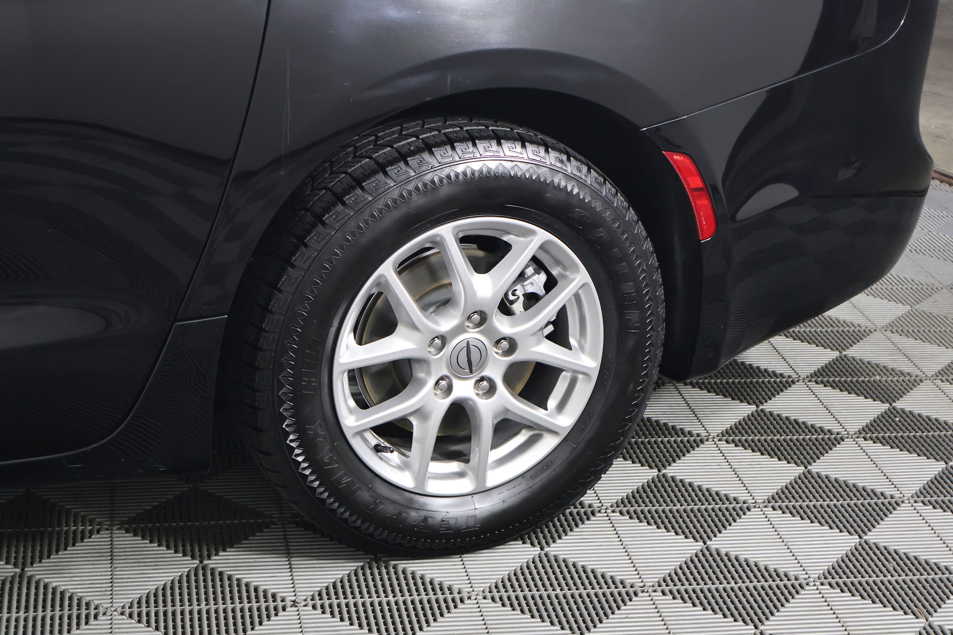 Used 2024 Chrysler Pacifica Touring-L image 51