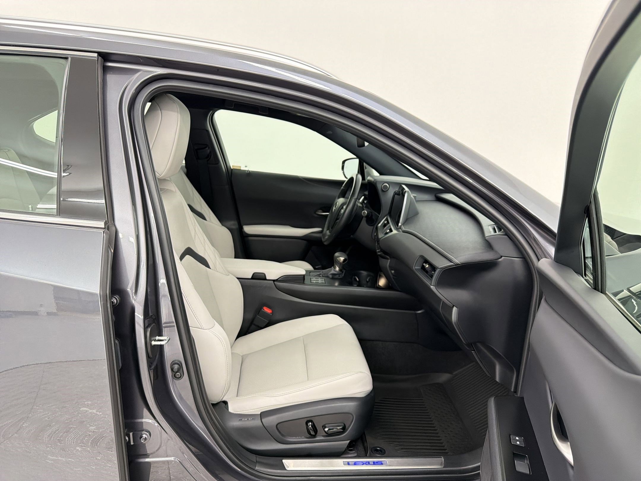 Certified 2023 Lexus UX 250h FWD w/ Accessory Package (Z2) image 28