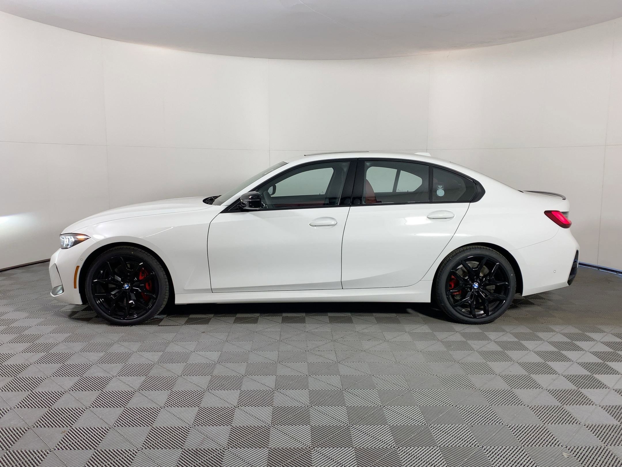 Used 2026 BMW 330i Sedan w/ M Sport Package image 2