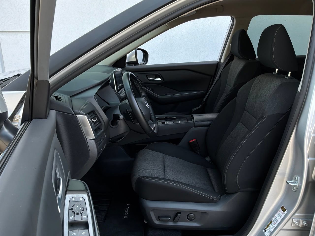 Used 2025 Nissan Rogue SV FWD image 10