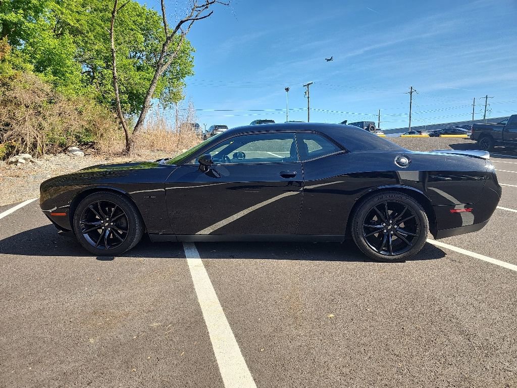 Used 2018 Dodge Challenger R/T w/ Driver Convenience Group RWD image 8