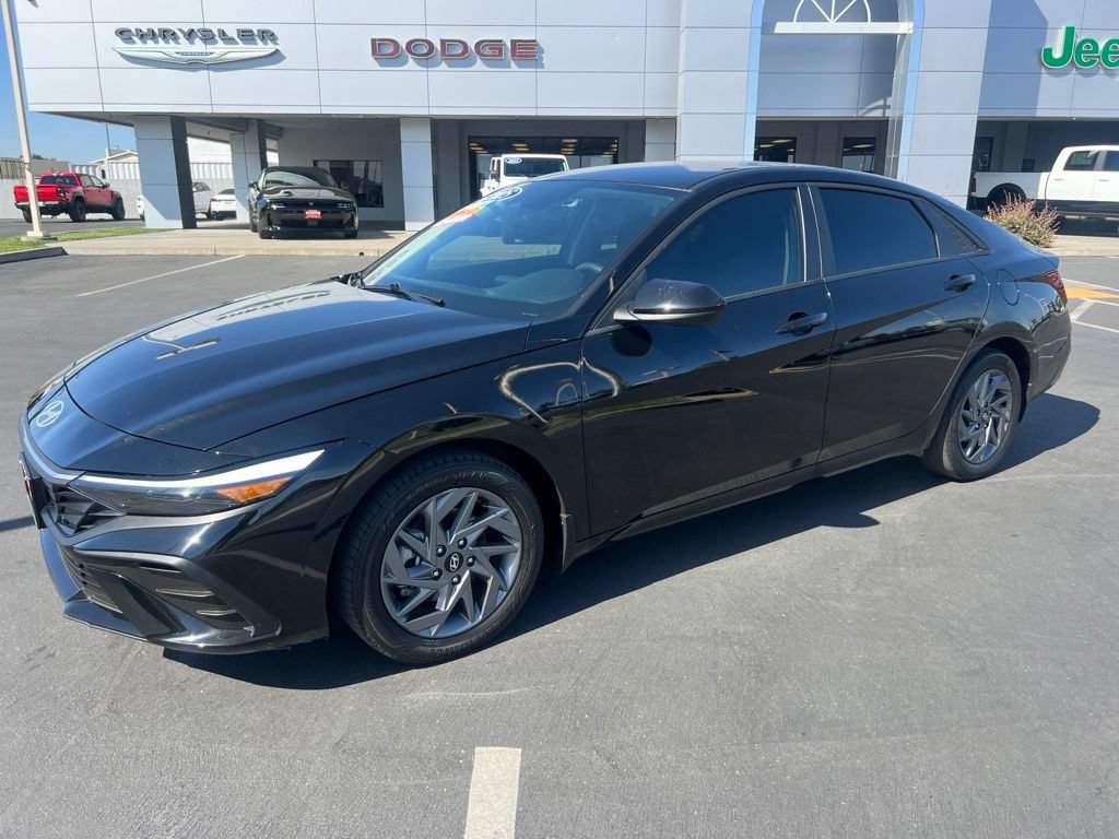 Used 2025 Hyundai Elantra Hybrid FWD image 2