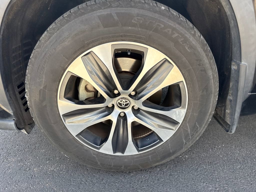 Used 2023 Toyota Highlander XLE FWD image 32