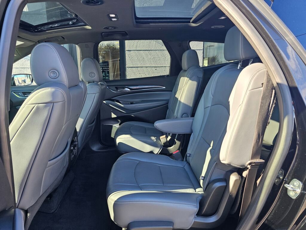 Used 2023 Buick Enclave Essence image 18