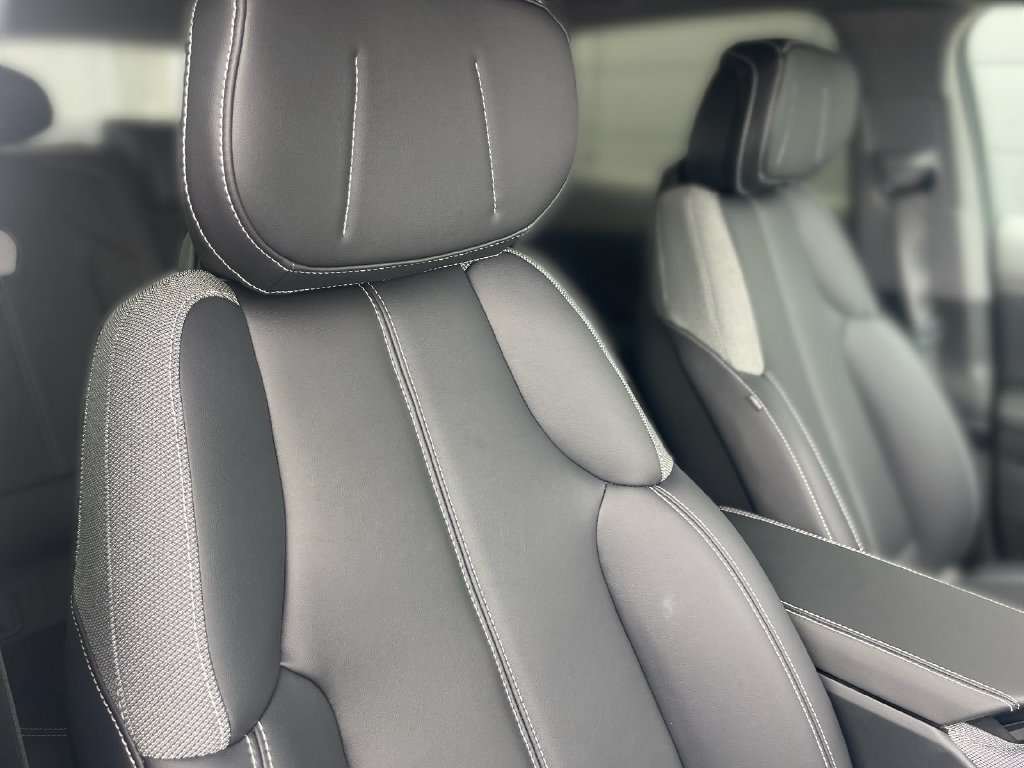 New 2027 Cadillac Optiq Luxury w/ LPO, Floor Liner Package AWD/4WD image 38