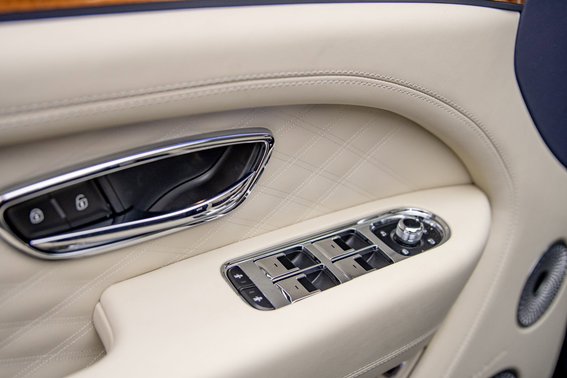 New 2025 Bentley Bentayga image 15